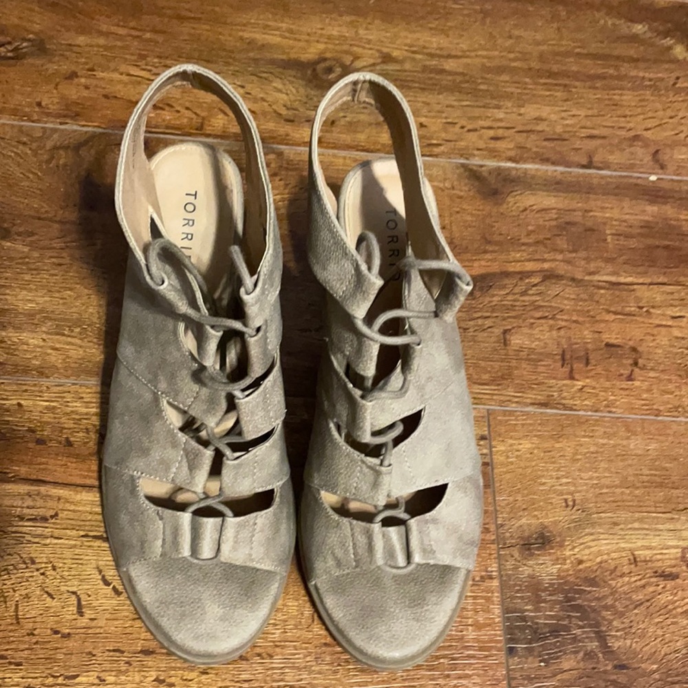 11W Tan Wedge Sandals